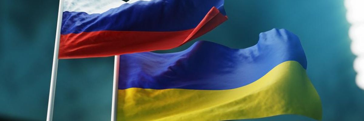 Orosz és ukrán zászlókat fúj a szél, a háború a cégek dolgozóit is veszélyezteti