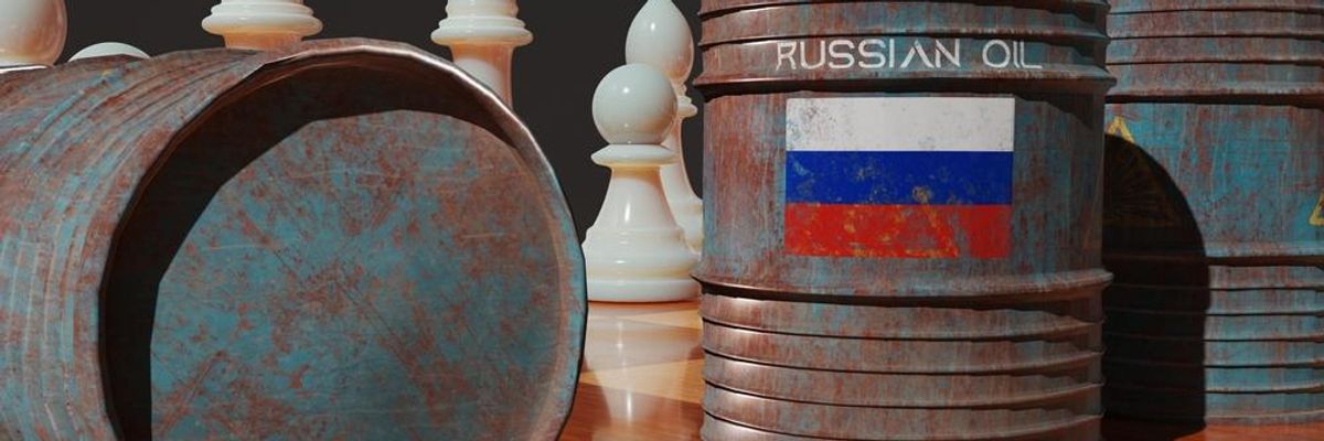 Orosz olaj feliratú hordók és sakkbábuk