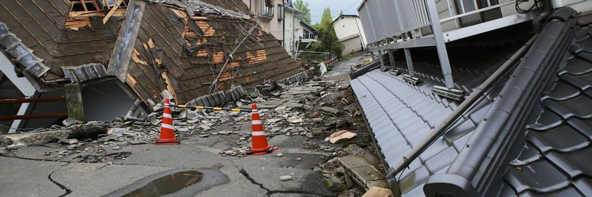 Összedőlt épületek és megrongálódott utak az Egyesült Államokban egy természeti katasztrófa után
