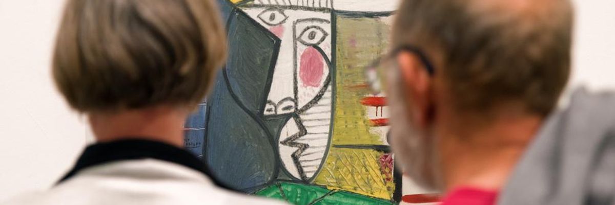 Pablo Picasso kiállított festményét nézik az emberek