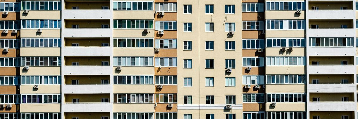 Panel háztömb homlokzata erkélyekkel, klímaberendezésekkel távolról