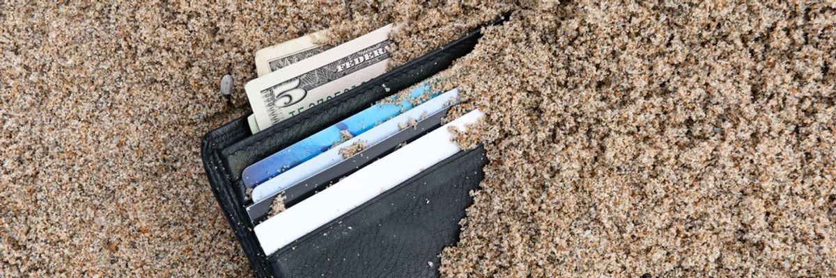 pénztárca a tengerparti homokban