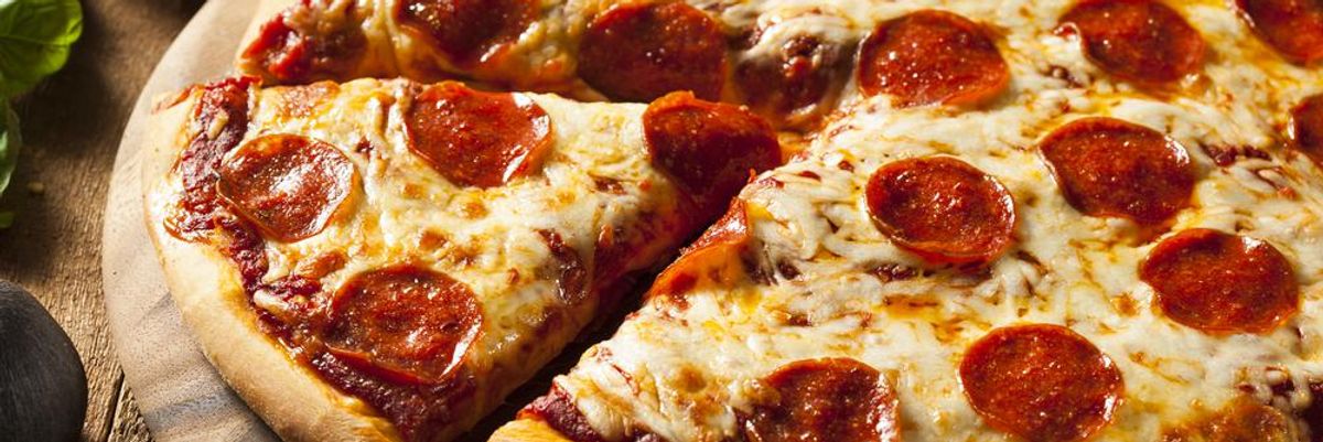 Pepperonis sajtos pizza egy fatálon
