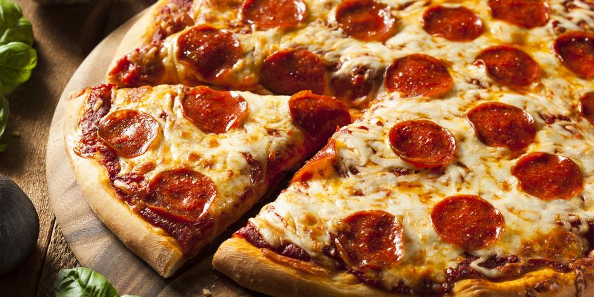 Pepperonis sajtos pizza egy fatálon
