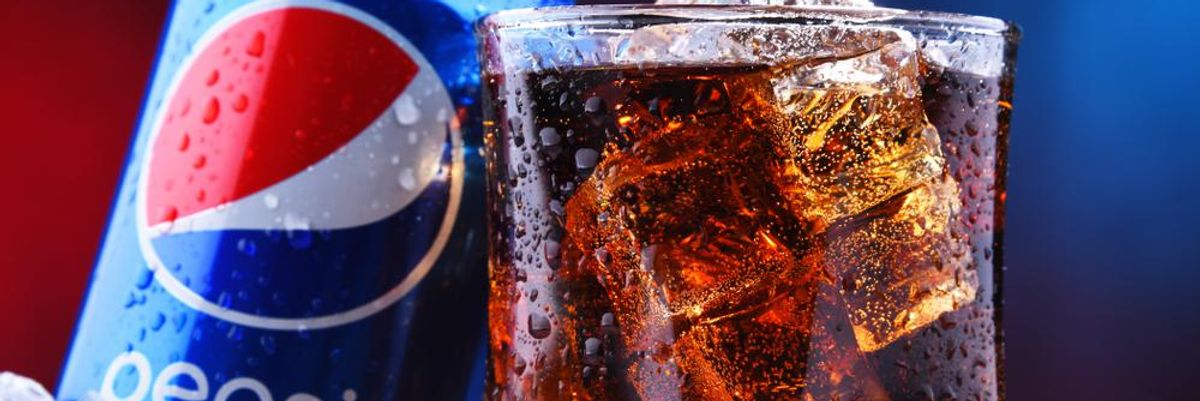 Pepsi dobozos kóla jégen és pohárban 