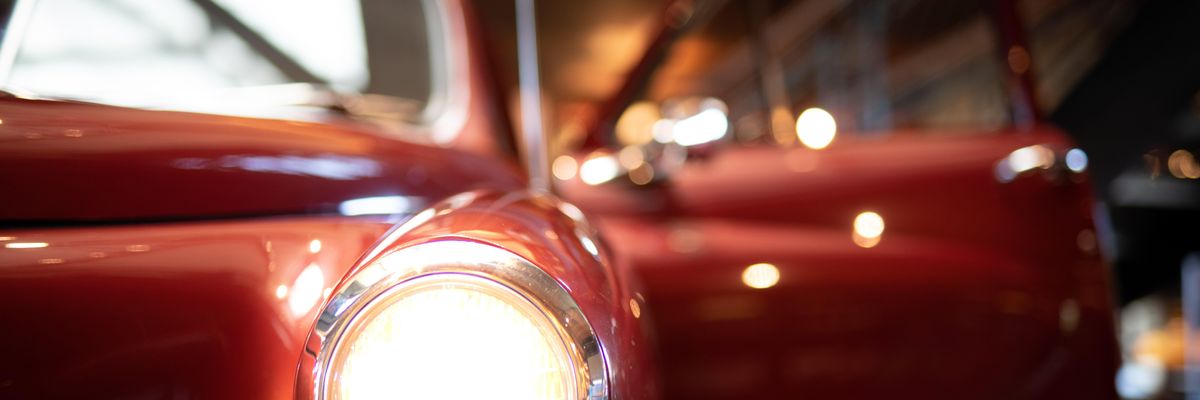 Piros autó világító lámpával közelről