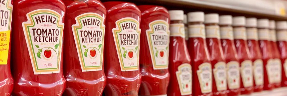 Piros Heinz ketchupok a polcokon fejjel lefelé és fejjel felfelé