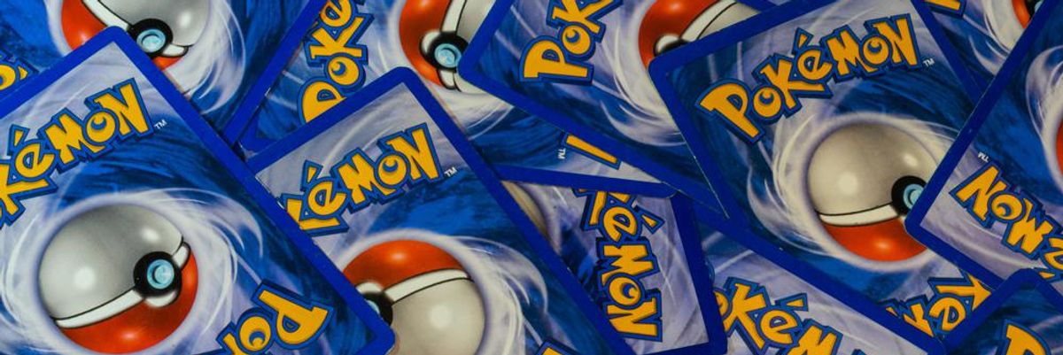 Pokémon kártyák Pokémon labdákkal és a logóval, az egyik ilyen kártya százmilliókért kelt el