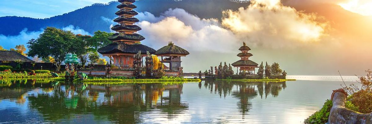 Pura ulun danu bratan templom az indonéziai Bali szigetén tóval, felhőkkel