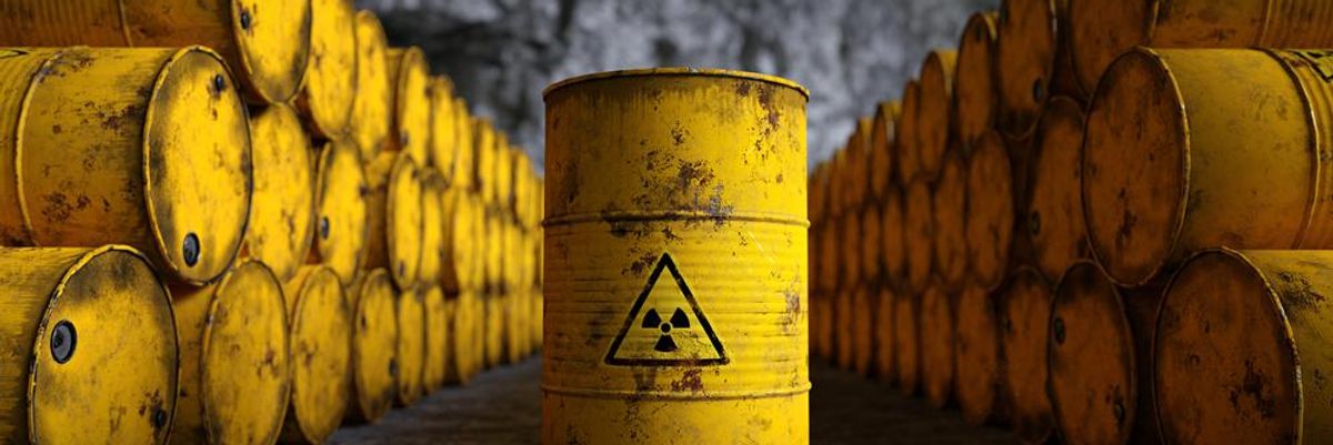 Radioaktív uránt tároló sárga hordók egy raktárban