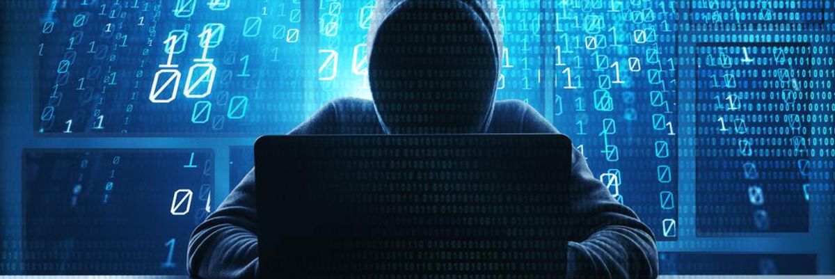 Rejtélyes, kapucnis hacker épp a bZx rendszerét töri fel, miközben bináris kód folyik a háttérben