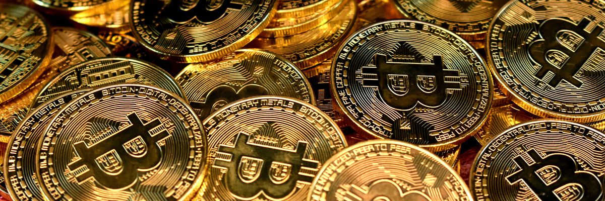 Rengeteg Bitcoin kripto egymás hegyén-hátán