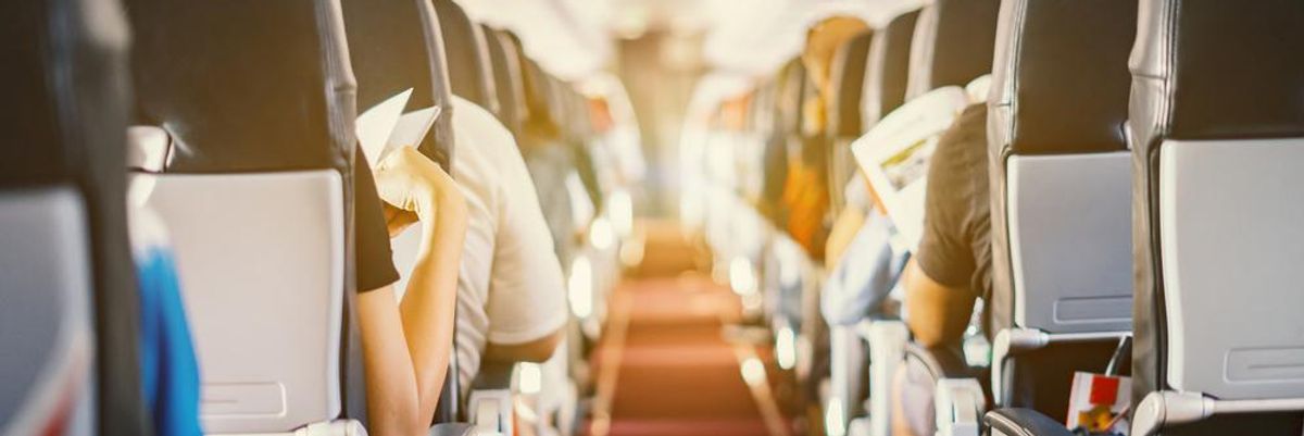 Repülőgép belsejében ülések utasokkal