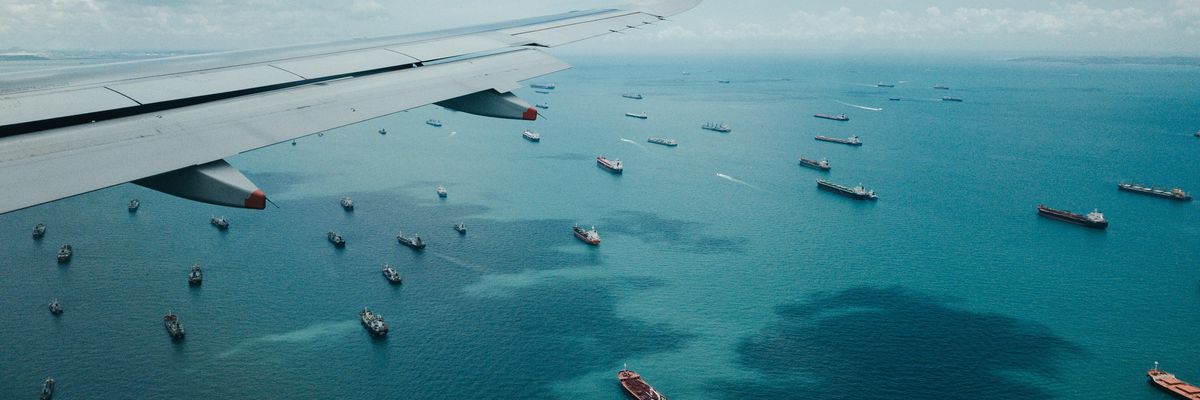 Repülőről lefotózták az öbölben veszteglő konténerhajókat
