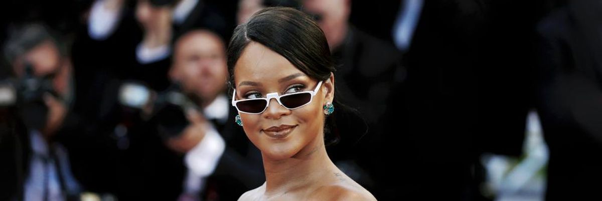 Rihanna fehér ruhában, napszemüvegben a 2017-es Cannes-i filmfesztiválon