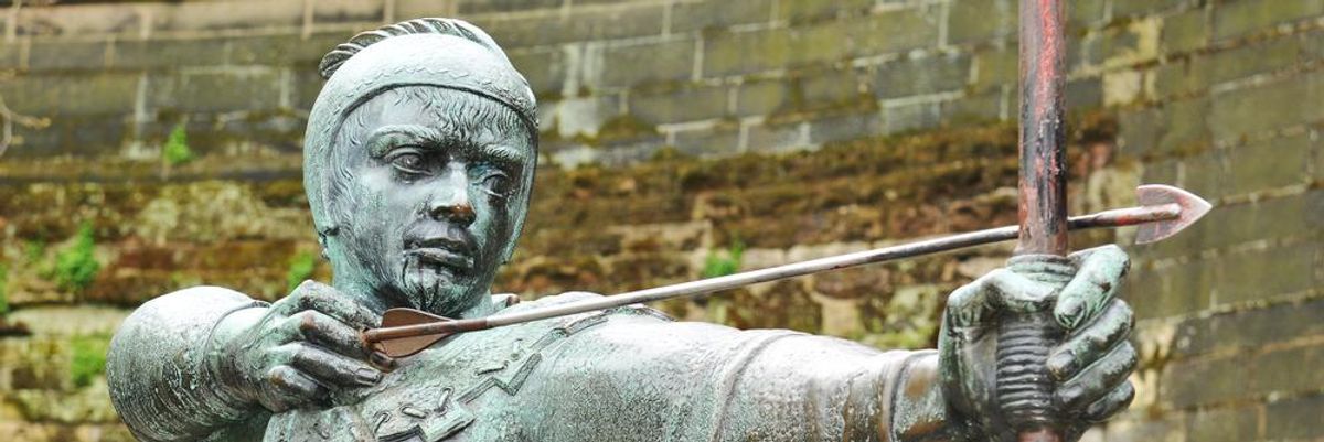 Robin Hood nyilazó szobra Nottinghamshire-ben