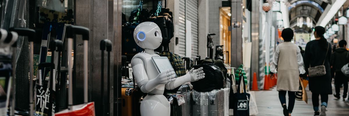 Robot egy japán pláza üzlete előtt