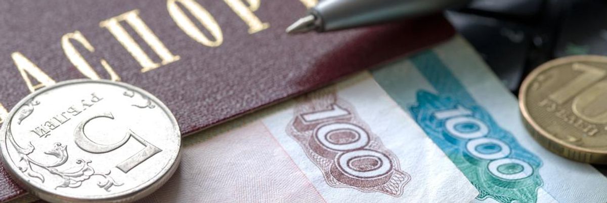 Rubel bankjegyek pénzérmék és orosz útlevél