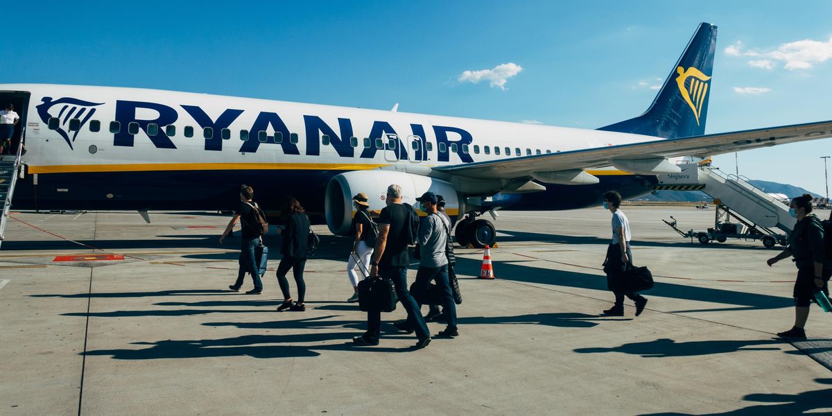 Ryanair repülőgép, amelyre éppen utasok szállnak fel