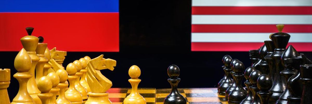 Sakktábla, amerikai és orosz zászló, falióra