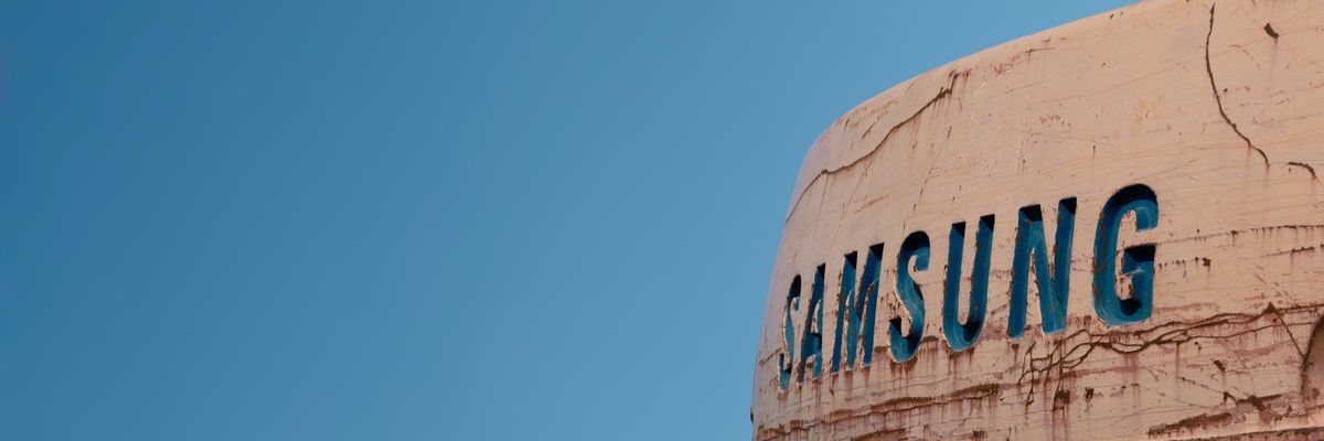 Samsung logó egy régi épületen kék éggel
