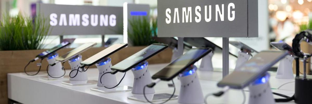 Samsung márkakereskedésben sorakoznak a Galaxy telefonok, amelyek forráskódja kikerült az internetre