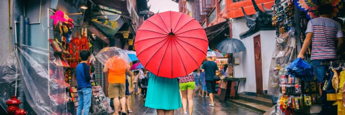 Sanghaj sikátor esernyő piros