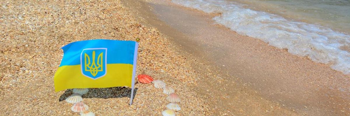 Sárga és égszínkék zászló ukrán nemzeti lobogó a tengerparton