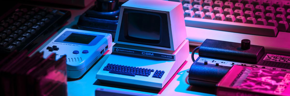 Sikeres játékstúdió retro eszközei, GameBoy, kazetta, számítógép lila fényekben