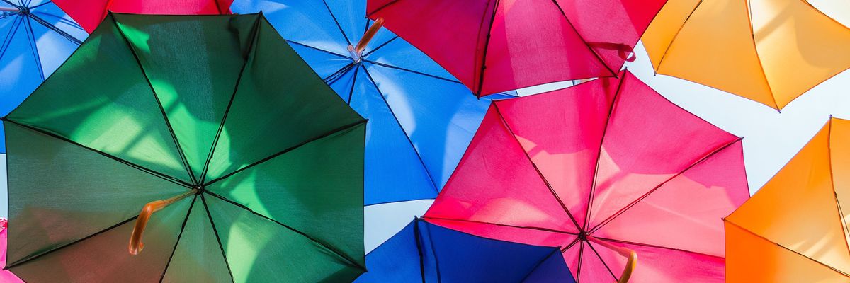 Sokféle színes esernyő alulról