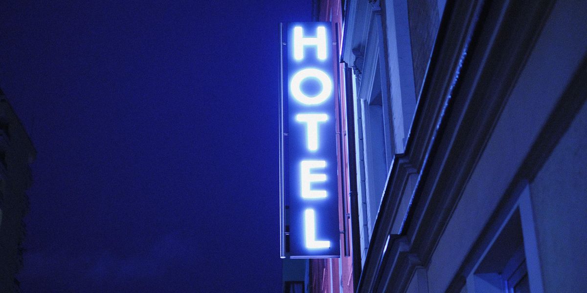 Sötétben világító neon hotel felirat