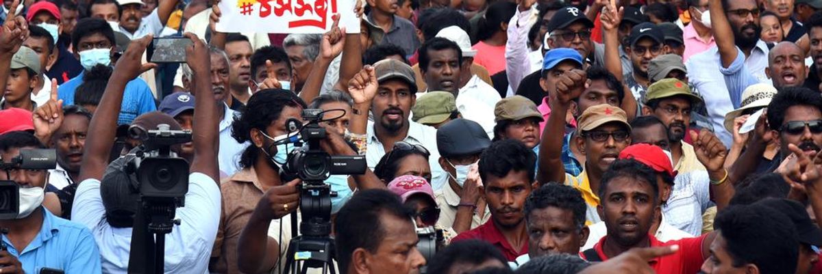 Srí Lanka Colombo tüntetők az utcán