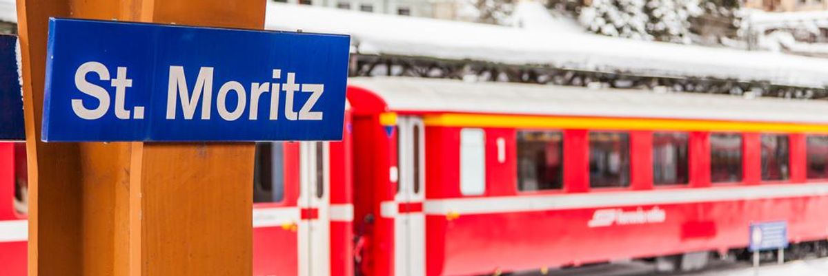 St Moritz felirat egy vasútállomáson piros vonattal