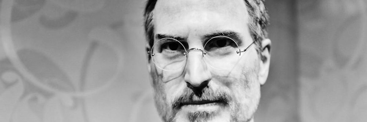 Steve Jobs szemüvegben, garbóban, egy fekete-fehér képen