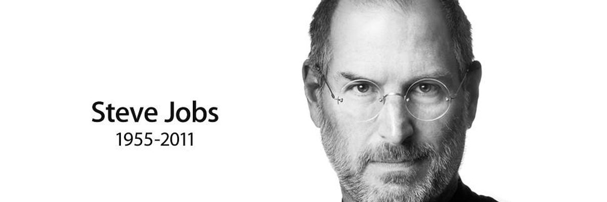 Steve Jobs szemüvegben, kényelmes pulóverben, gondolkodó tekintettel