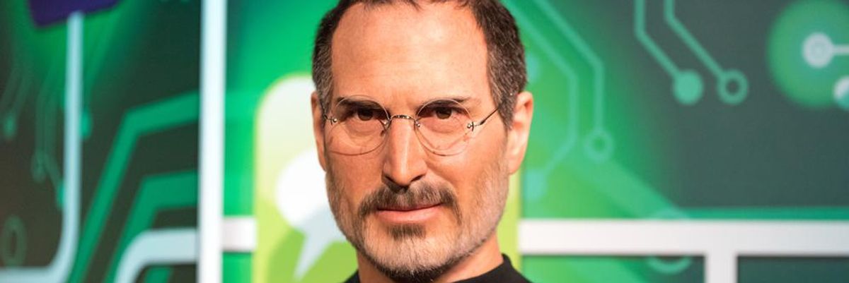 Steve Jobs szemüvegben zöld háttér előtt