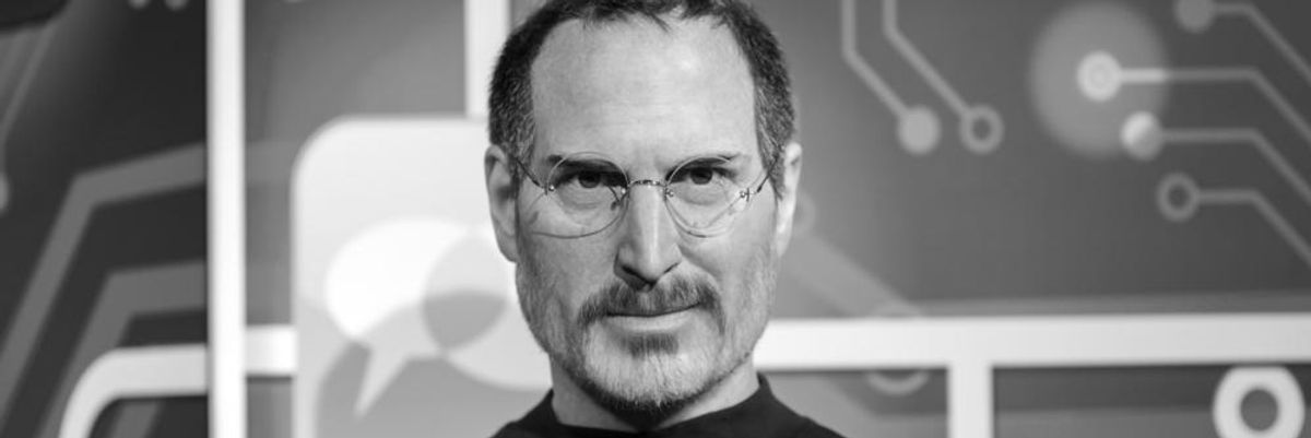 Steve Jobs viaszfigurája fekete-fehérben