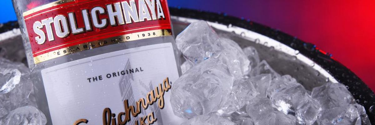 Stolichnaya vodka egy vödör jégben, a márka a jövőben Stoli néven fog futni a háború miatt