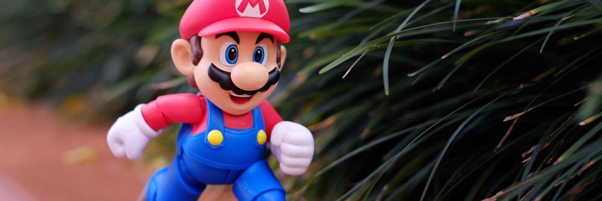 Super Mario nagy léptekkel halad a fűbokor mellett