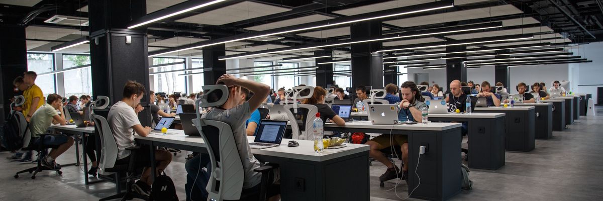 Számítógépen dolgozó emberek egy hatalmas teremben
