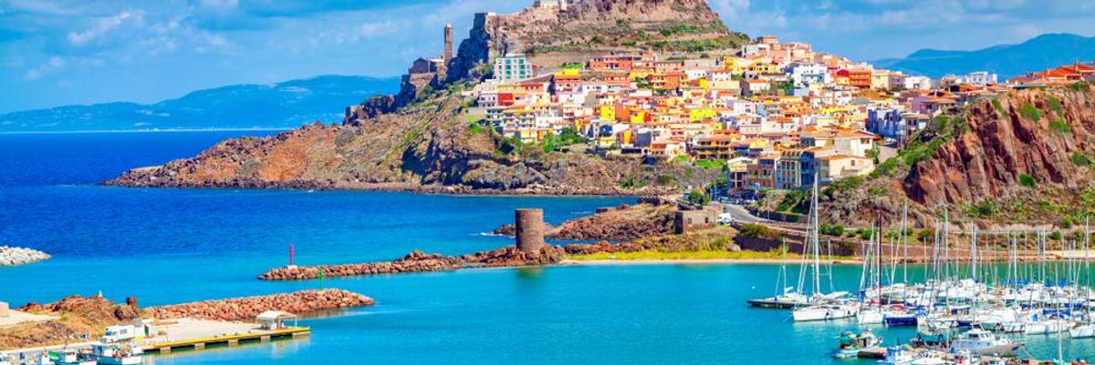 Szardínia szigete Olaszország azúrkék tenger színes házak