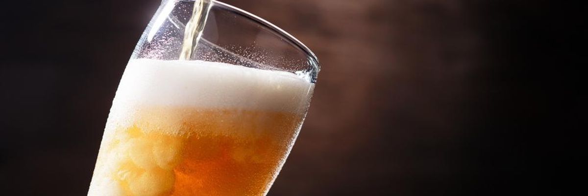 Szénhidrátmentes sört csapolnak egy söröspohárba