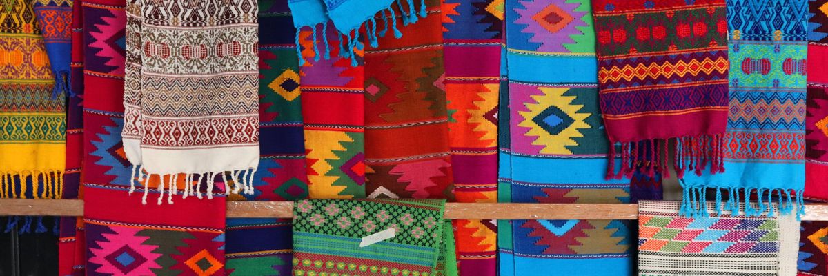 Színes mexikói mintájú szőttesek egy boltban