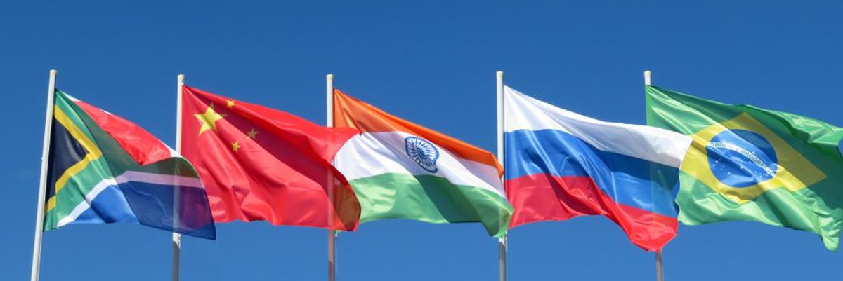 Színes zászlók a kék égen a BRICS-országok szimbólumai 