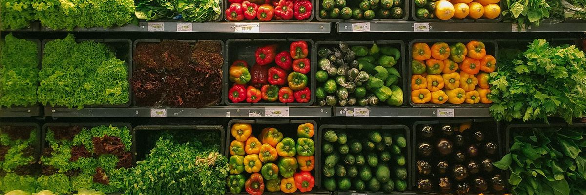 Színes zöldségpult egy szupermarketben