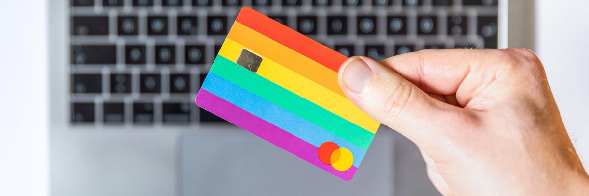 Szivárványszínű bankkártya egy laptop billentyűzete felett