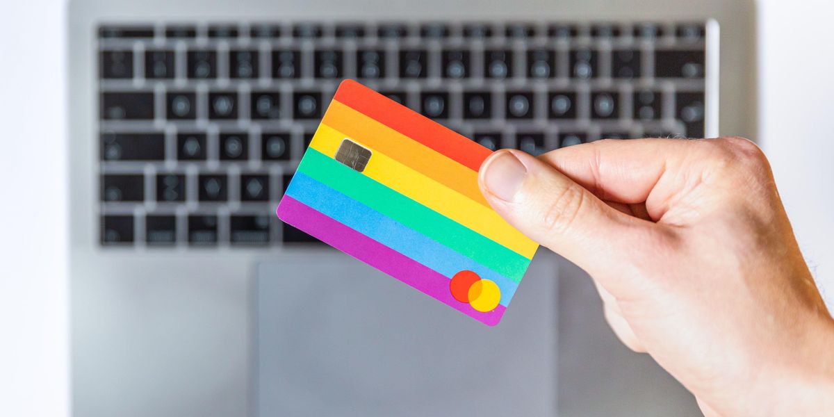 Szivárványszínű bankkártya egy laptop billentyűzete felett