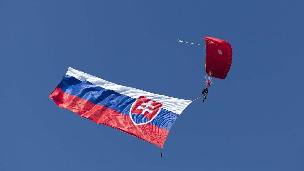 Szlovák zászlót húz egy ejtőernyős.