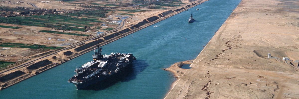 Szuezi-csatornán áthaladó katonai anyahajó