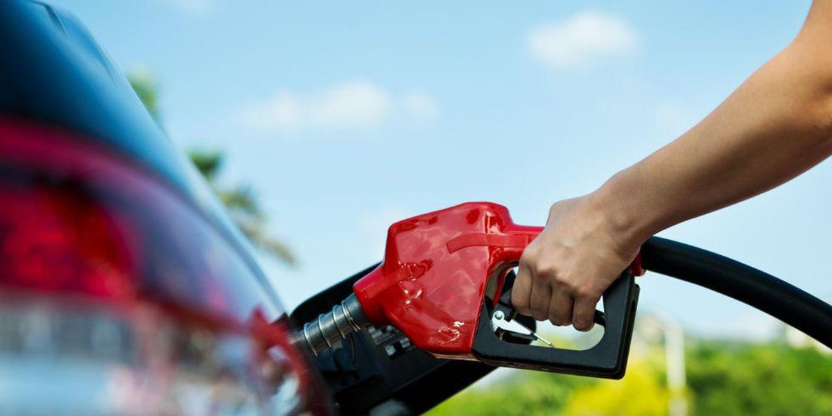 Várj a tankolással, mindjárt csökken a benzin ára